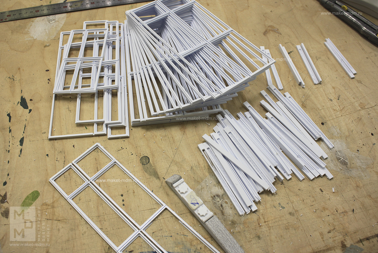 процесс работы над макетом декораций 