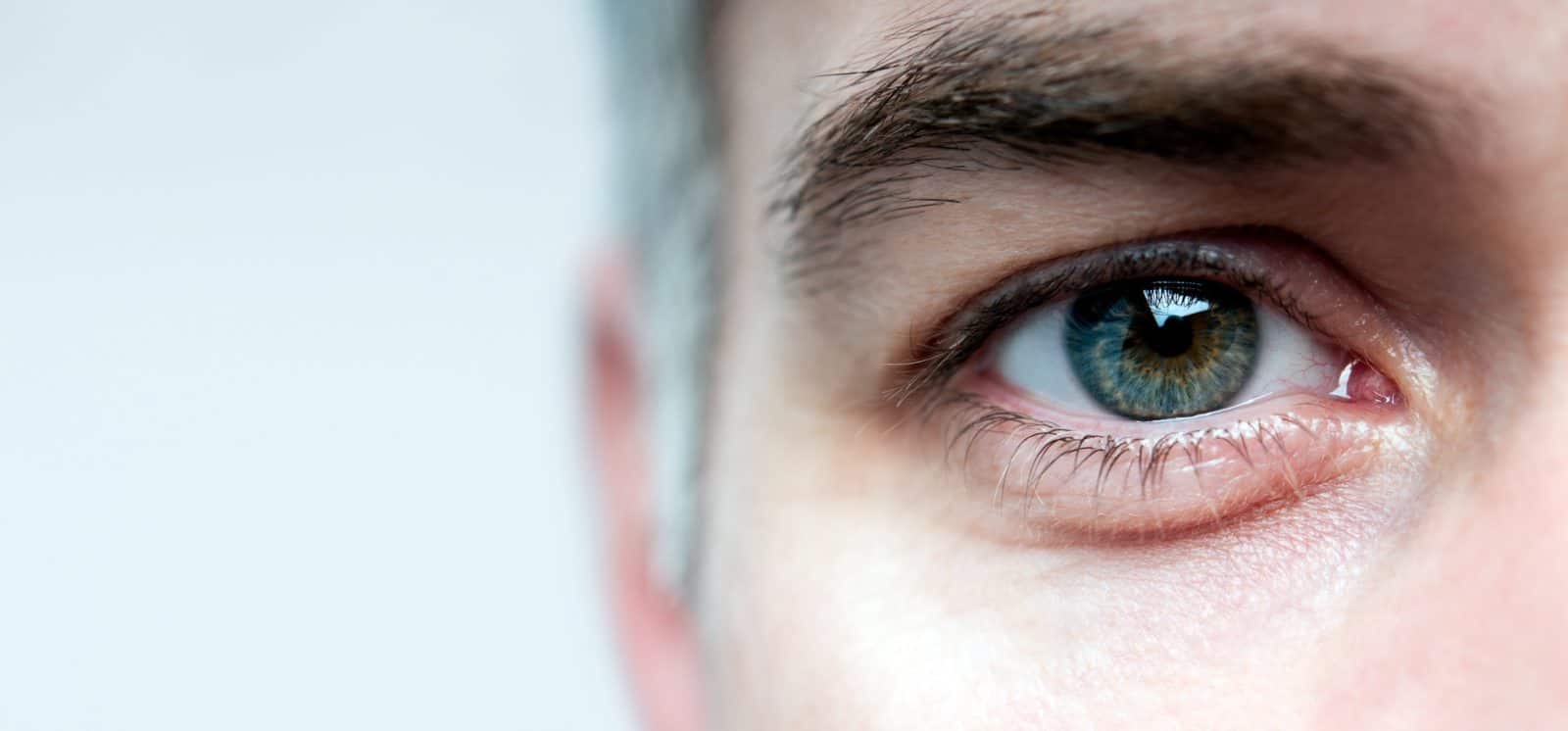 Глазков спокойный. Глаза мужские. Глаз крупным планом. Красивые мужские глаза крупным планом. Зеленые глаза мужские.