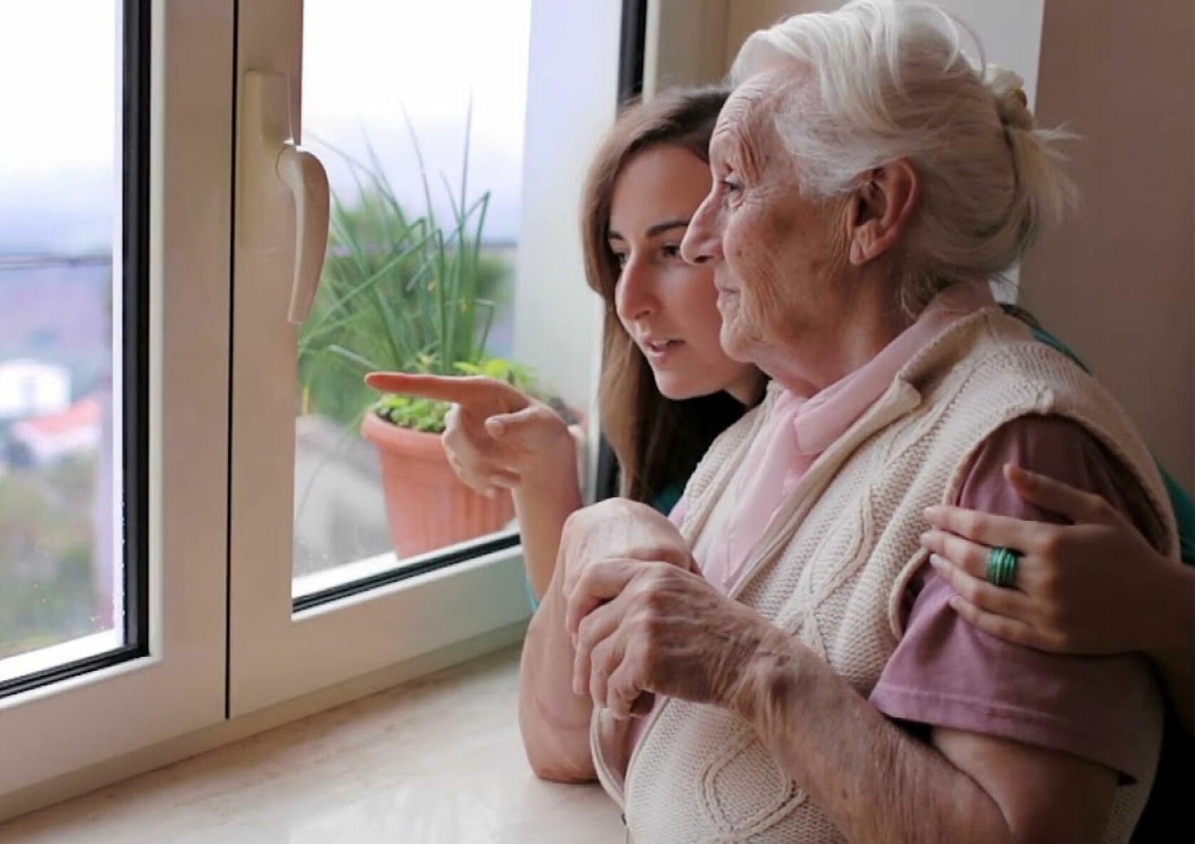 Пластиковые окна для пенсионеров. Окна для пенсионеров. Пожилые люди у окна. Пенсионерка у окна. Пластиковые окна пенсионерам.