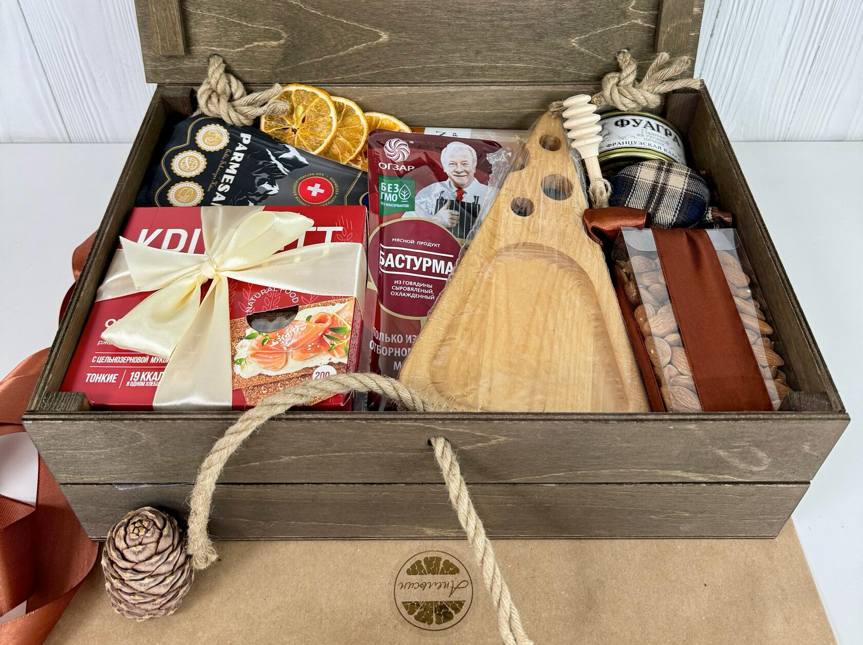 мясные деликатесы и сыр, подарки к новогоднему столу