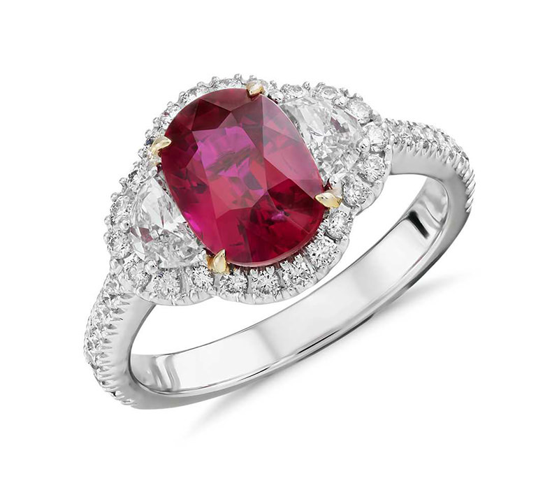 Коктейльное кольцо с рубином и бриллиантами формы полумесяц.