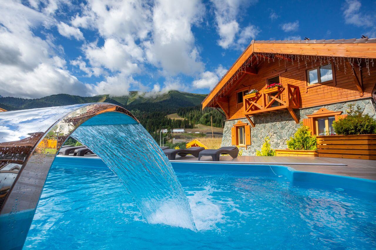 дом с бассейном в горах