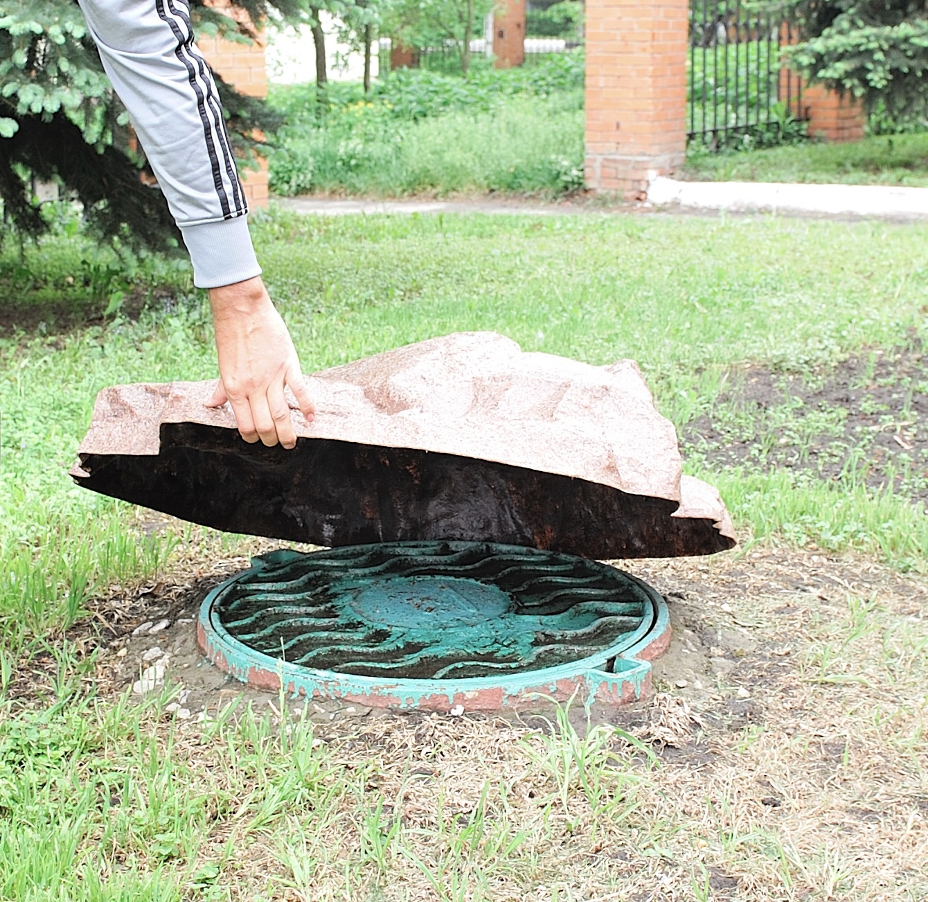 Искусственный камень на люк диаметром 80 см