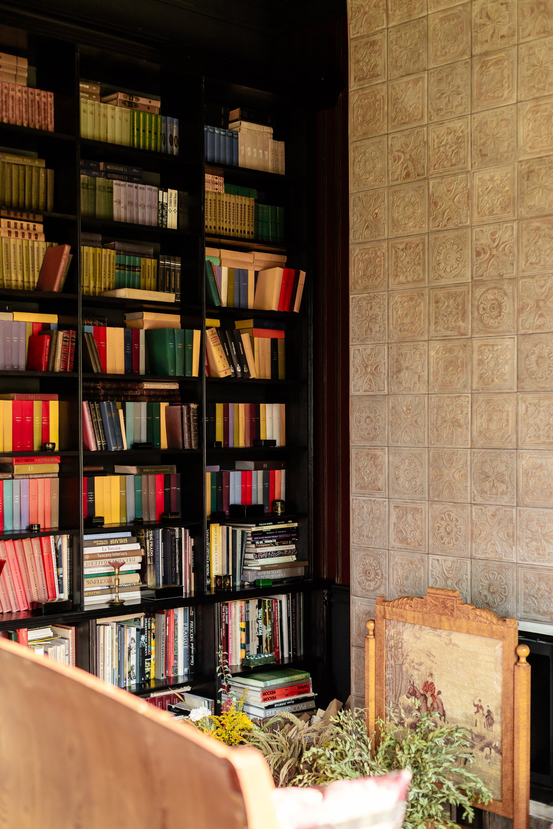 Книжный шкаф с собранием книг в главном доме усадьбы Троицкое