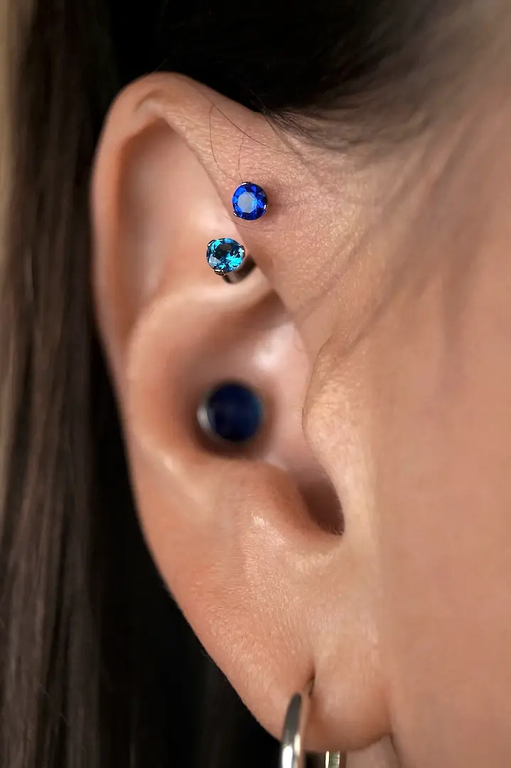 Заживший прокол Форвард Хеликс крупным планом