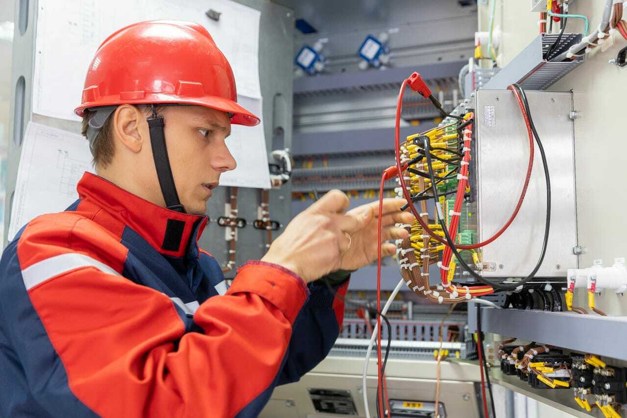 Мастер по ремонту пк. Главный специалист по ремонту. Механик на заводе. Главный специалист по ремонту. Главный специалист по ремонту.