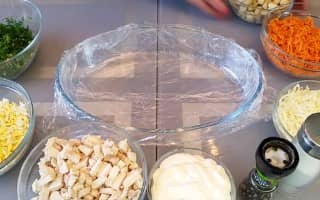 Приготовление салата «Грибная поляна» с шампиньонами и курицей: шаг 5