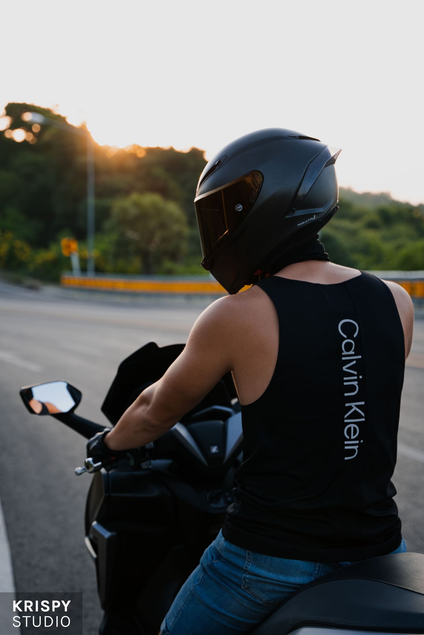 Мужская фотосессия на байке на фоне заката