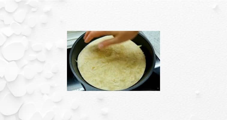 Приготовление тортильи с яйцом, сыром и помидором на сковороде: шаг 5