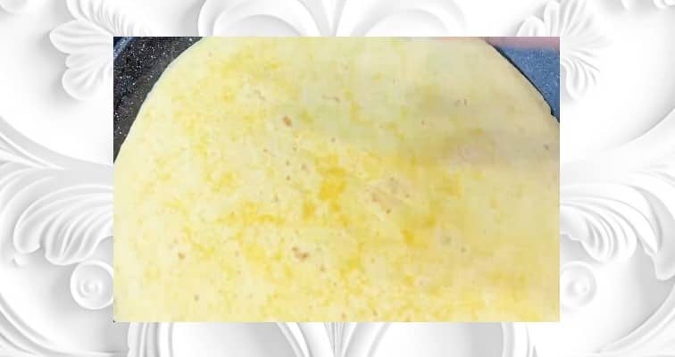 Приготовление завтрака с лепёшкой тортилья на сковороде: шаг 3