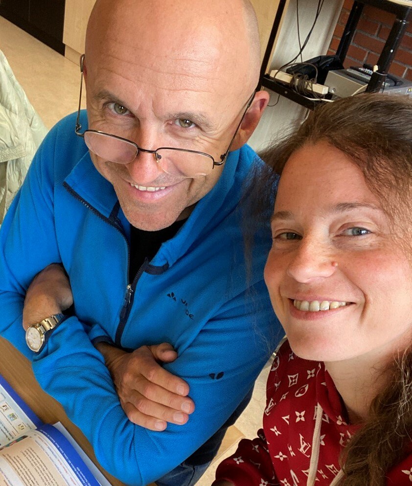 Мужчина и женщина улбаются