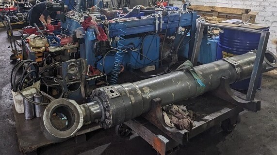 Ремонт гидроцилиндра Liebherr R9100.