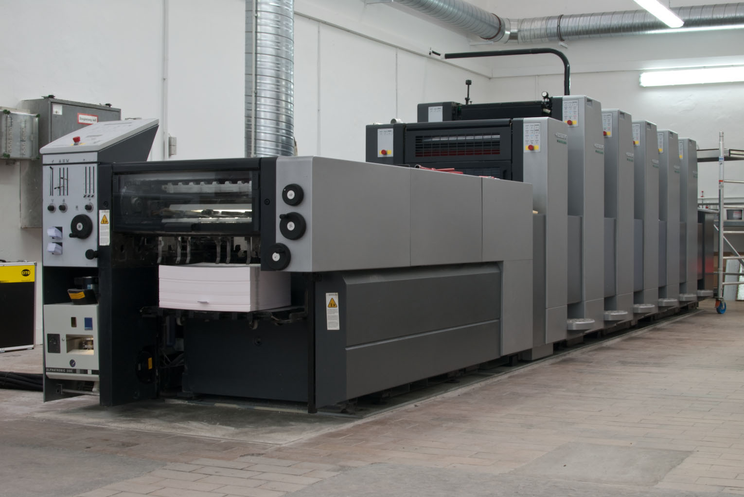 Типография 2 5. Офсетная машина Heidelberg. Heidelberg SM 52-5. Печатная машина Гейдельберг а2. Типография печатная машина Heidelberg.