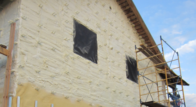 нанесение пены ППУ для утепление дома снаружи