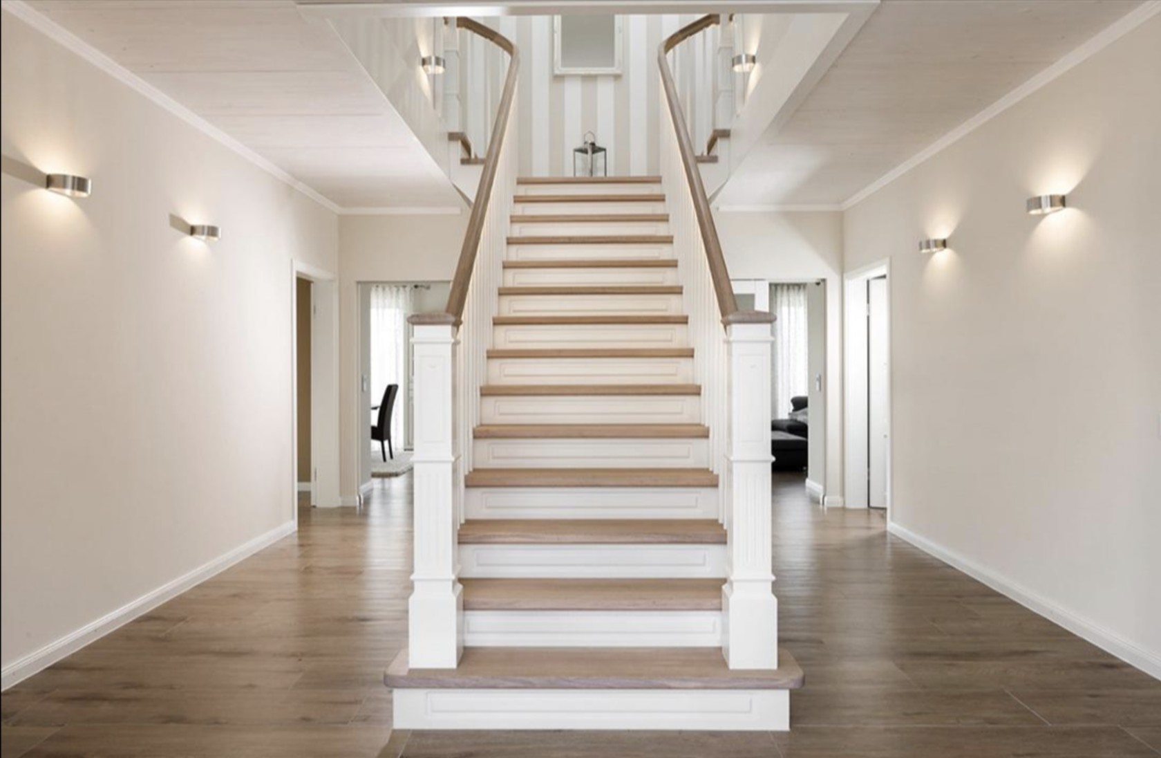 Широкая лестница. Лестница с двух сторон. Лестница с белыми подступенками. Современная деревянная лестница. Белая деревянная лестница.