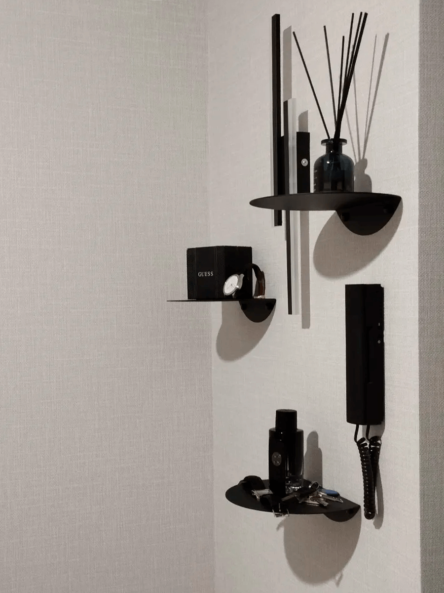 Полочки в интерьере прихожей