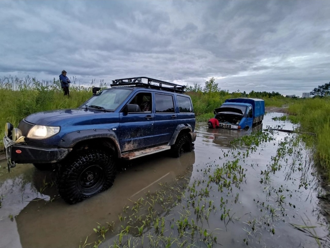 Эвакуатор 4x4 на размытой дороге