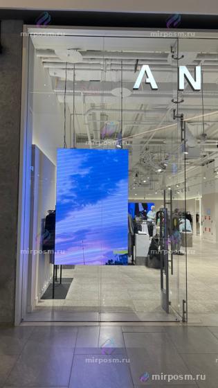 LED-экран в витрине магазина