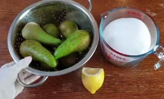 Приготовление янтарного варенья из груш на зиму дольками: шаг 1