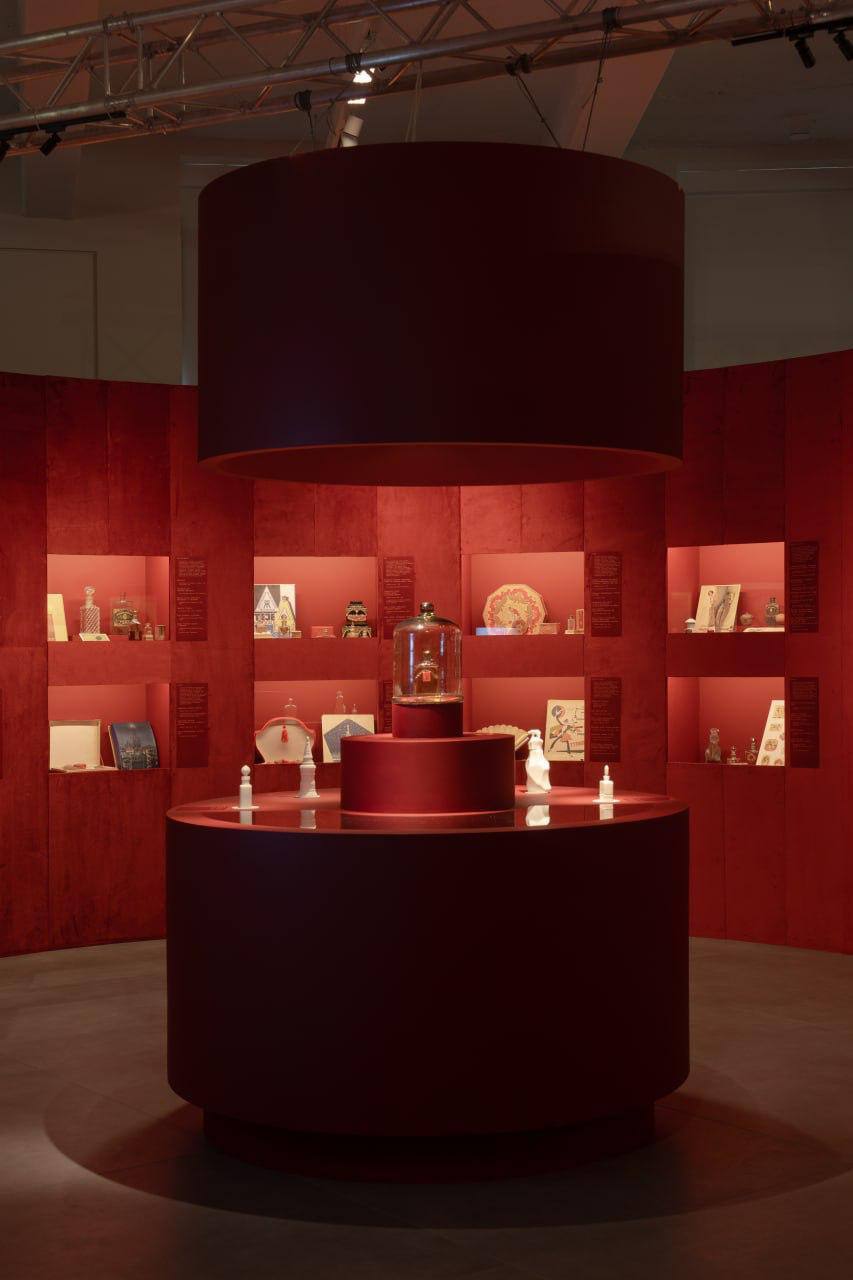 Интерьер выставки Красная Москва. Женщина в большом городе