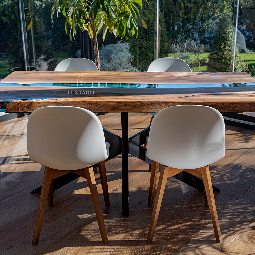 Epoxidharz Tische Alagoas aus europäischem Nussbaum und hellblauem Epoxidharz mit Metallic Effekt