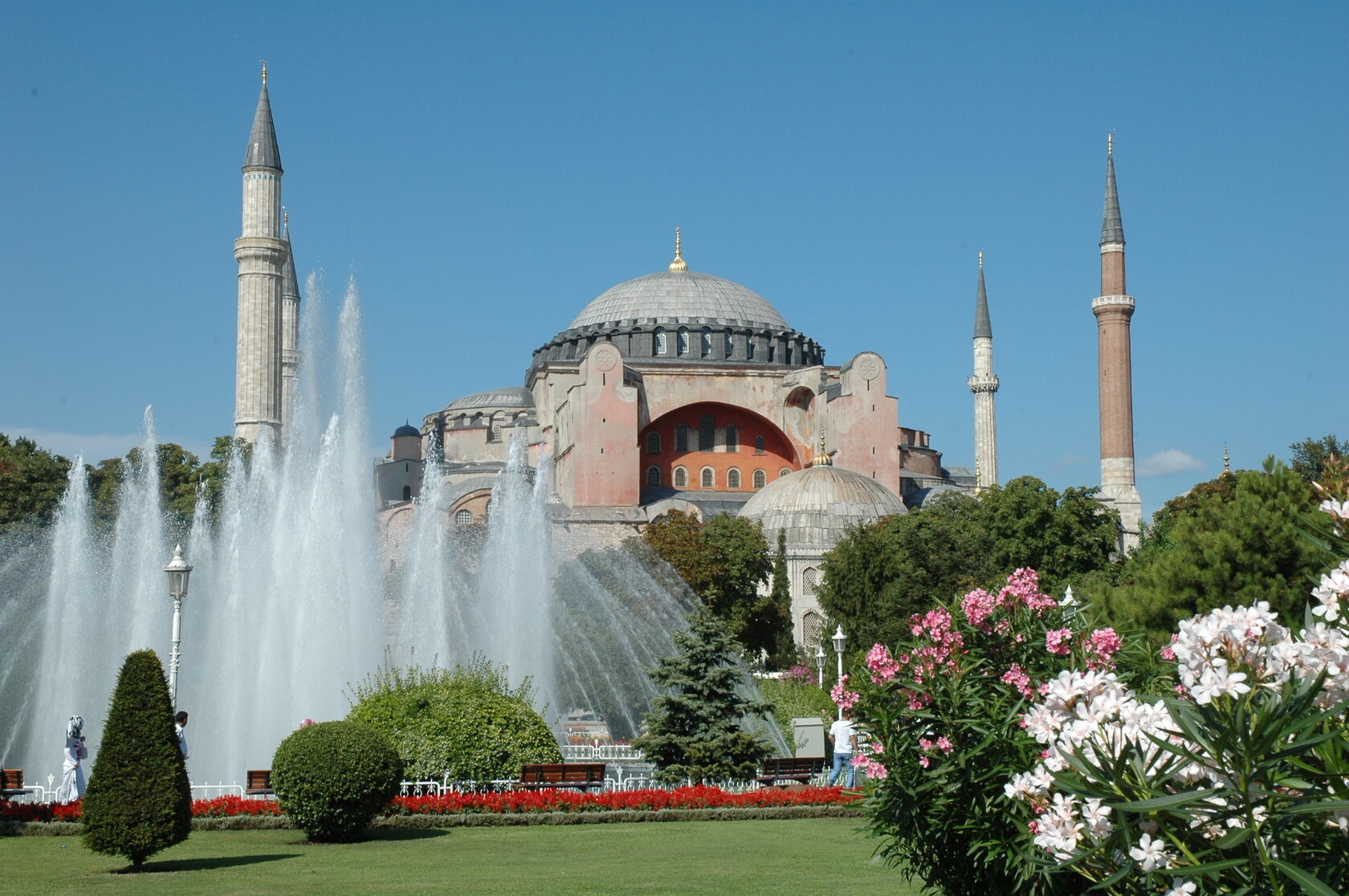 Туры в стамбул в мае. Кемер Стамбул. Шишхане Стамбул. Вейрон Стамбул. Парки Стамбула.