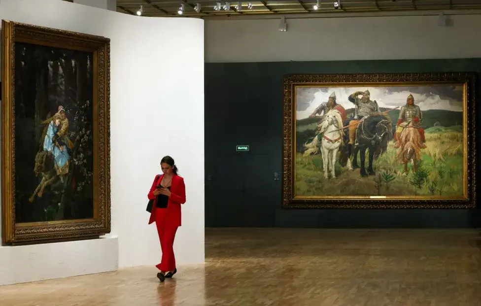 Посетители на выставке Виктора Васнецова в Новой Третьяковке