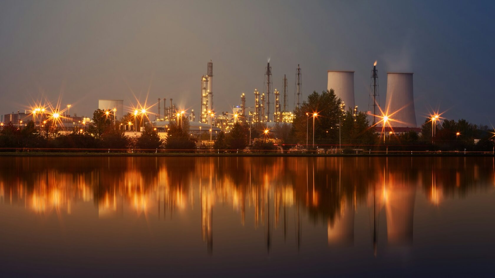 Нефтеперерабатывающий завод на закате