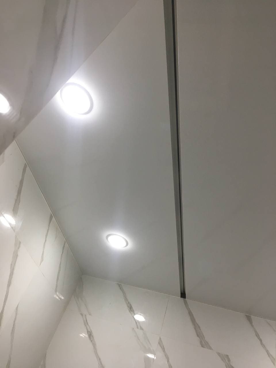 Натяжной потолок в ванне