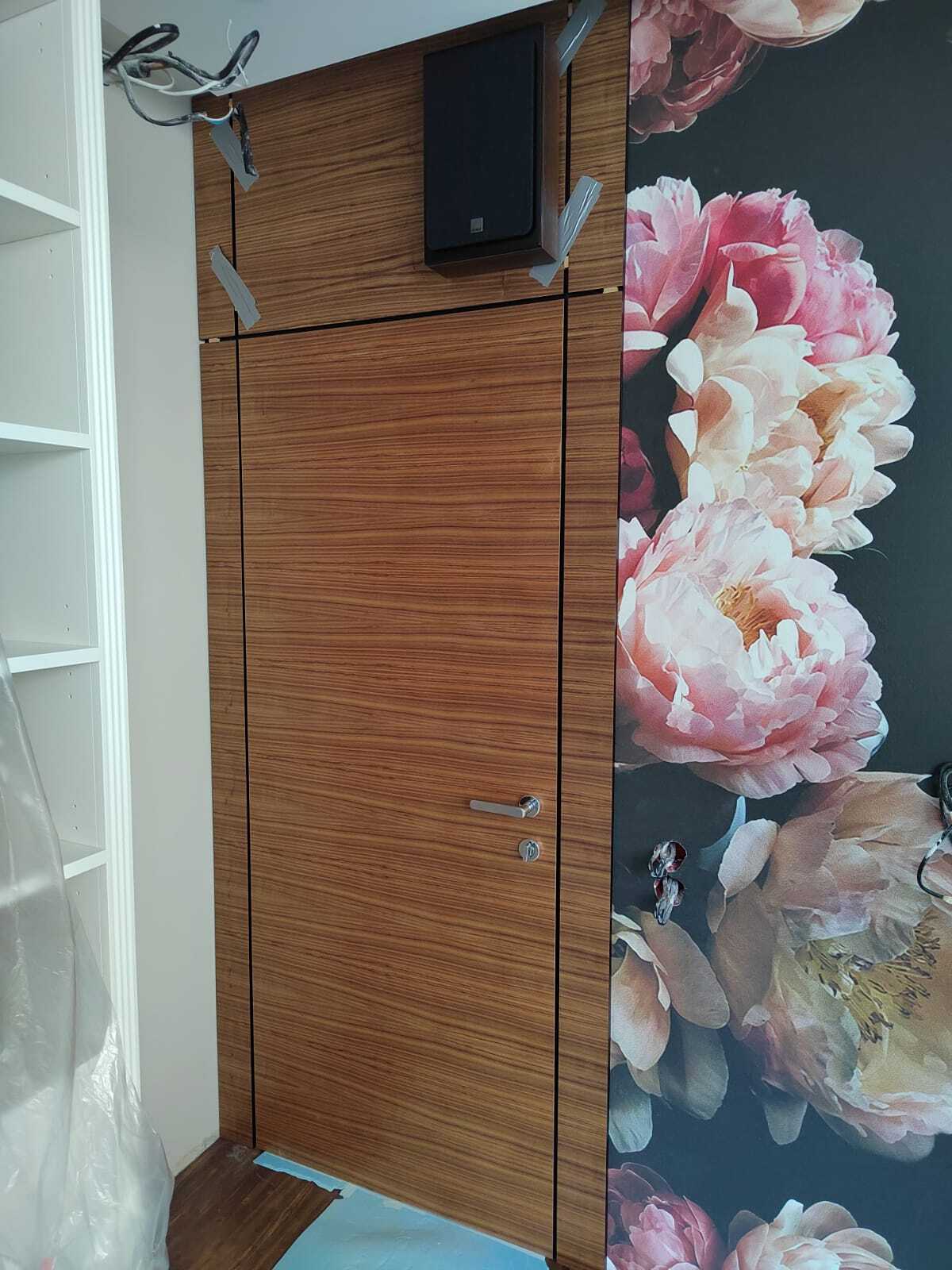 Цветовая палитра интерьера с чередованием стеновых панелей из МДФ в шпоне американский орех