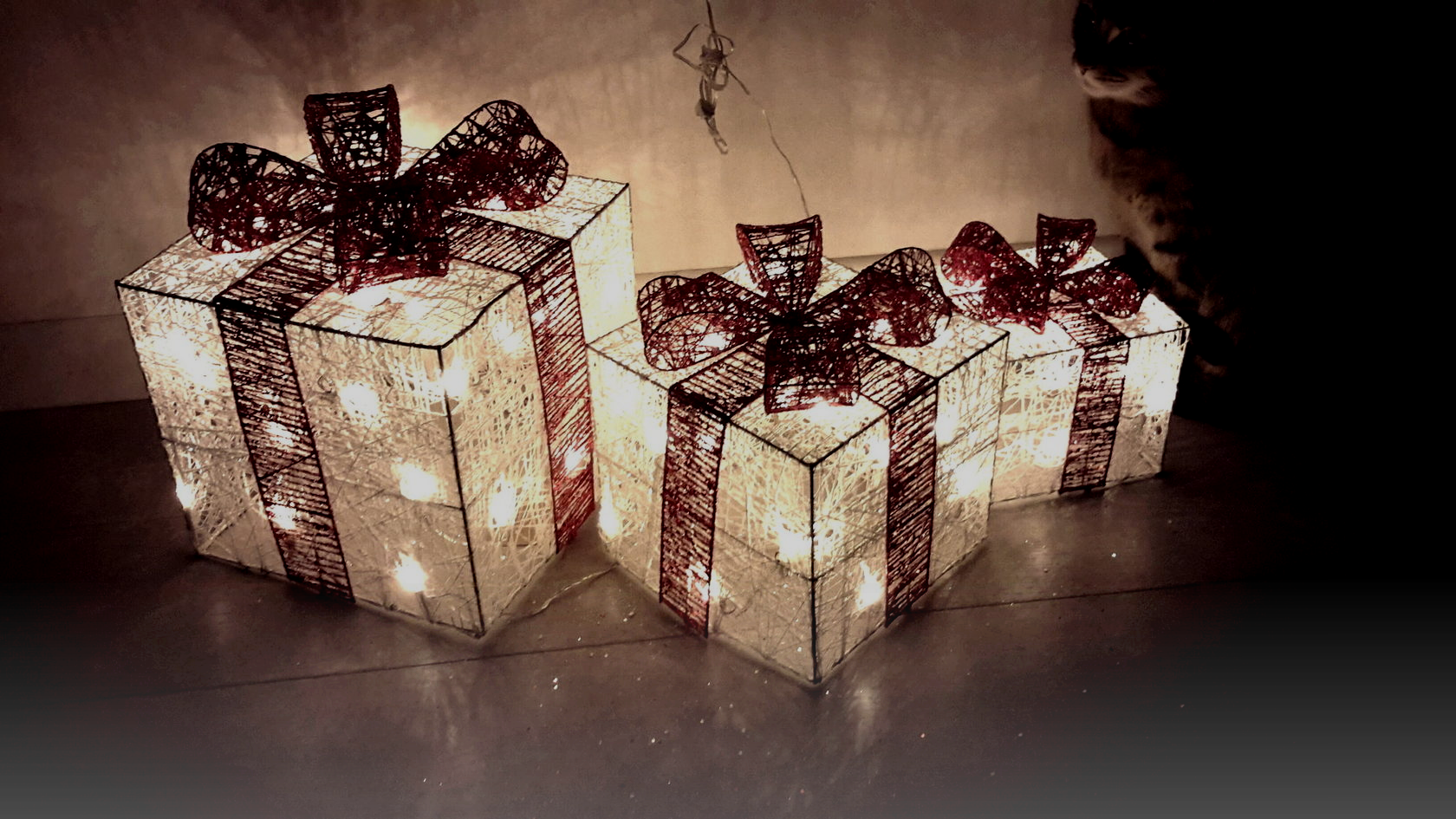 Подарок без слов. Подарочные коробки. Подарочные коробки с гирляндой. Декоративные новогодние коробки. Подарки под ёлкой.