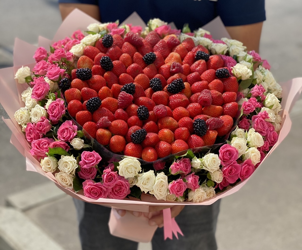 Букет ягоды доставка. Букет ягода. Букет с ягодами и цветами. Ягодный букет с розами. Букет из ягод с цветами.