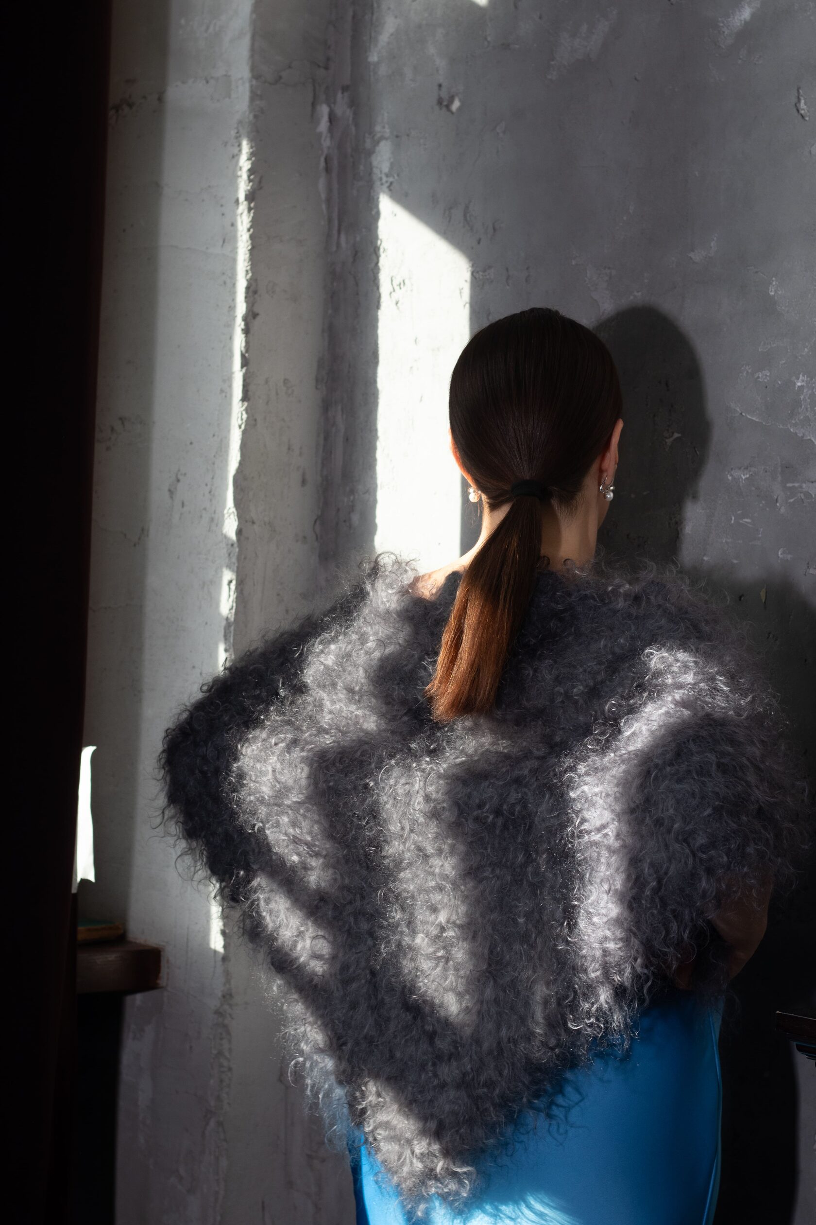 Женская косынка из козьего пуха ручной работы, серый цвет, примерка на модели