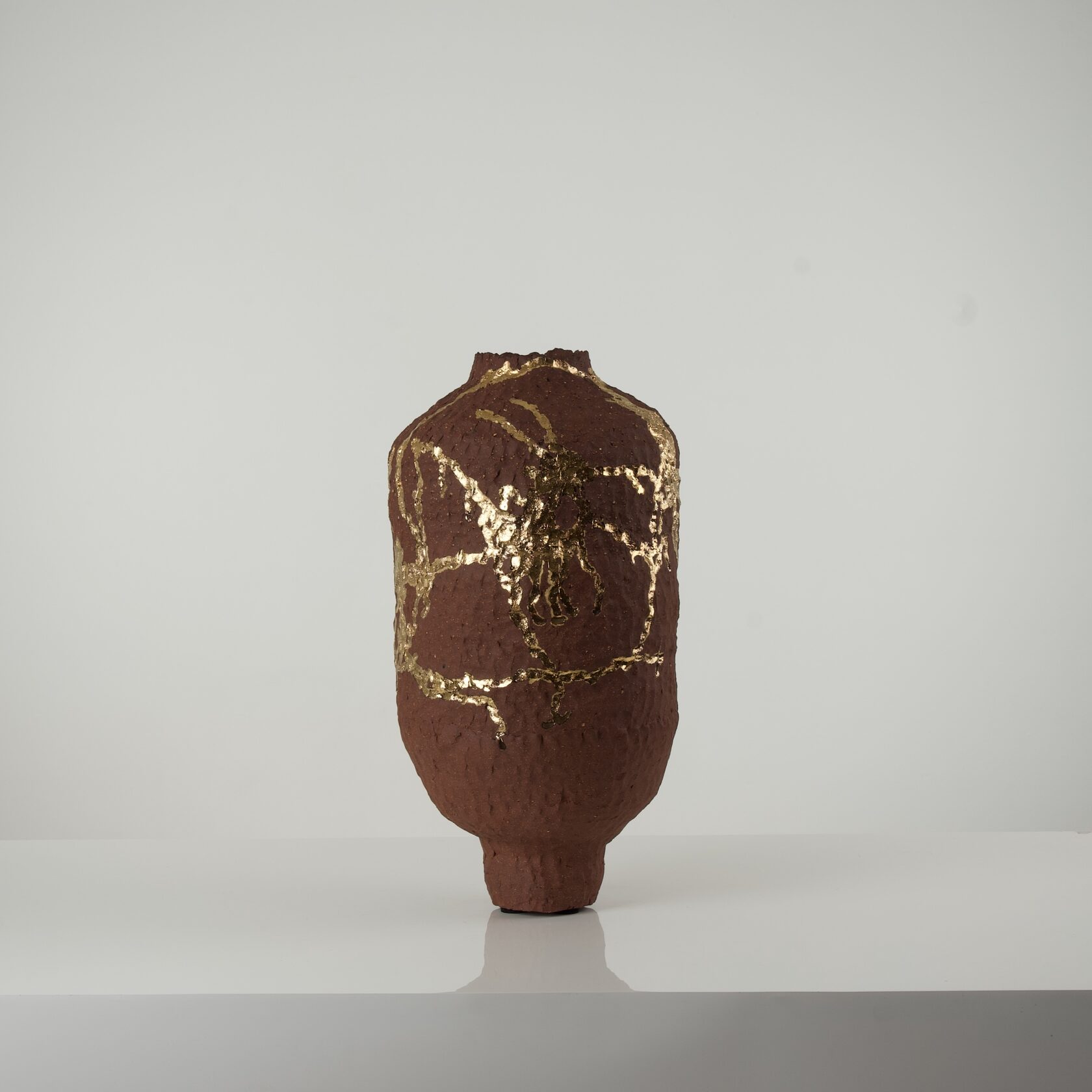 коричневая ваза ручной работы с элементами золота для интерьера