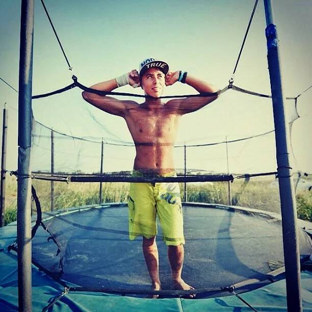 прыжки на батуте