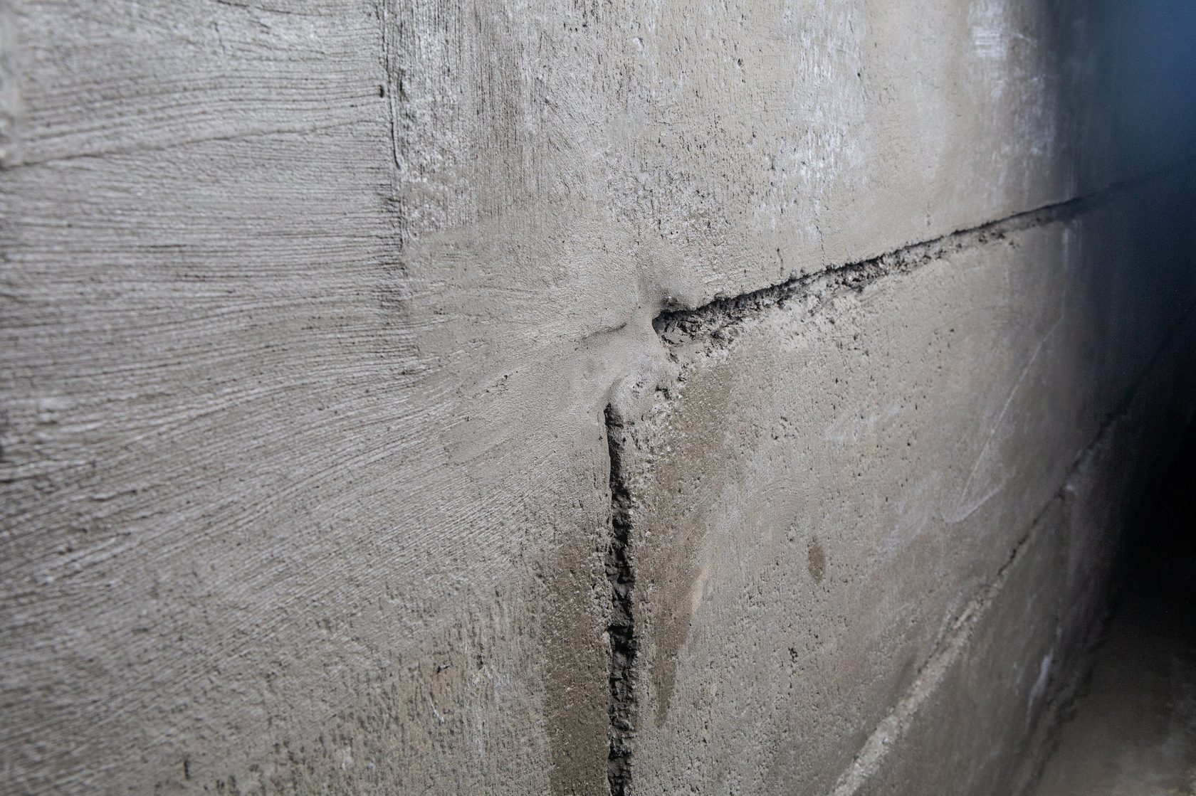 Трещины между плитами. Гидроизоляция цементно Песчаная 1:2. Штукатурная гидроизоляция цементно-Песчаная. Гидроизоляция деформационных швов стен подвала. Гидроизоляция бетонных стен Аквастоп.