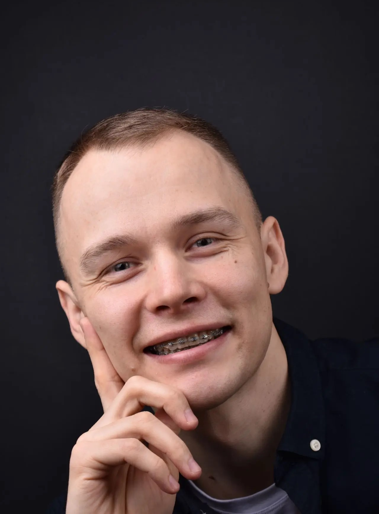 Мужчина проходит ортодонтическое лечение