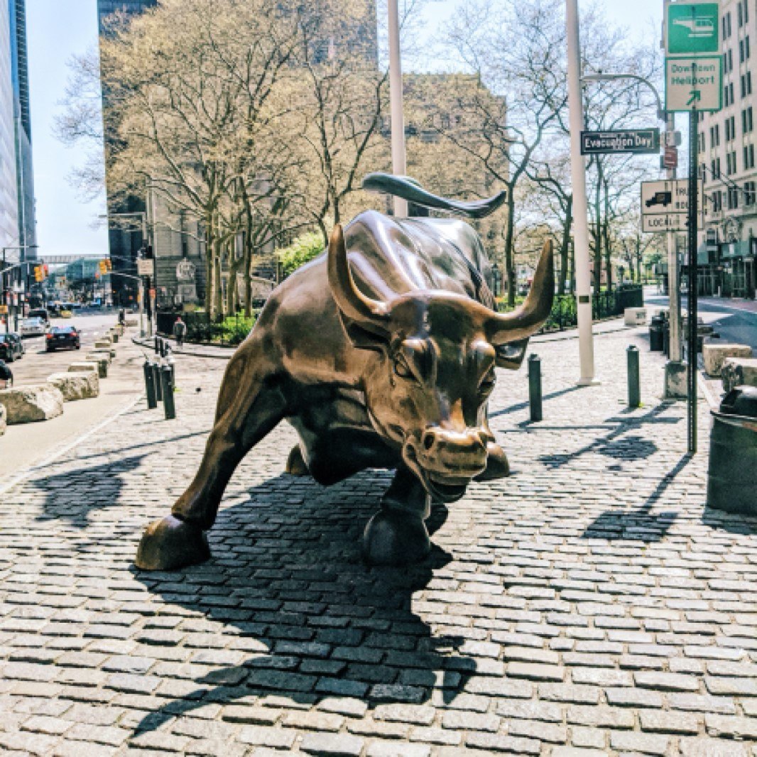 статуя быка с яйцами в нью йорке