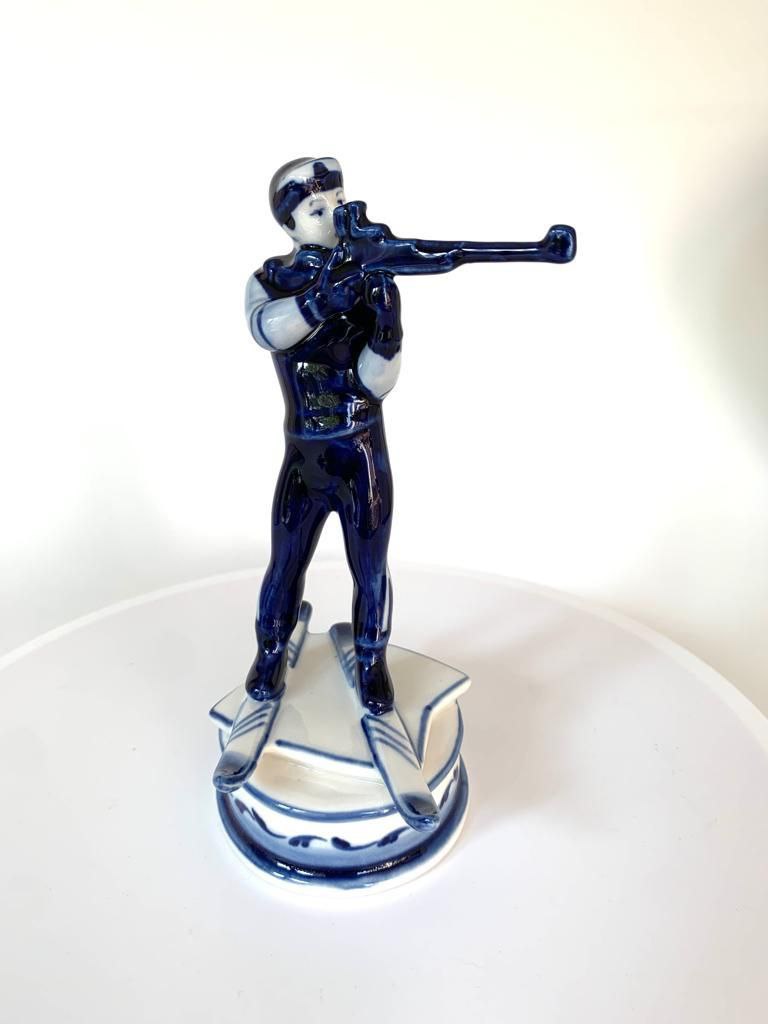Статуэтка в стиле Гжель "Биатлонист на стрельбе"