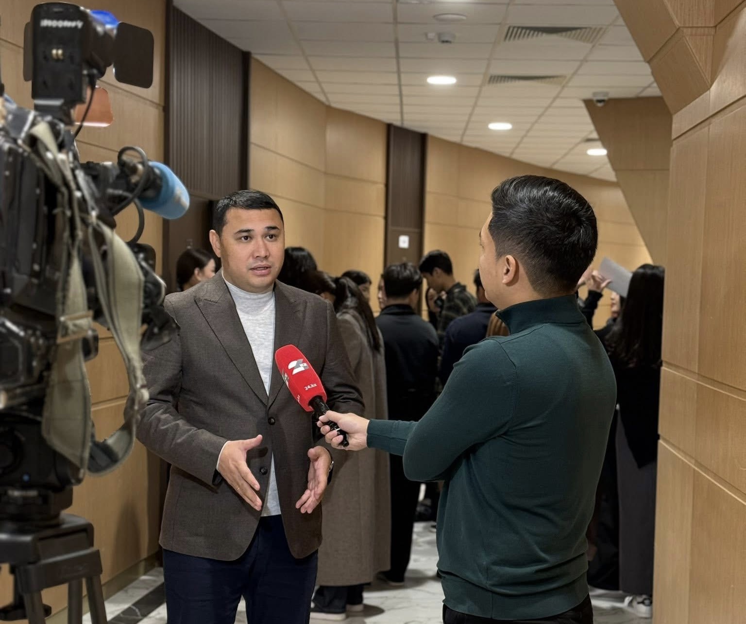 Трусиканы шешіп жатқан жетілген әйелдің суреті