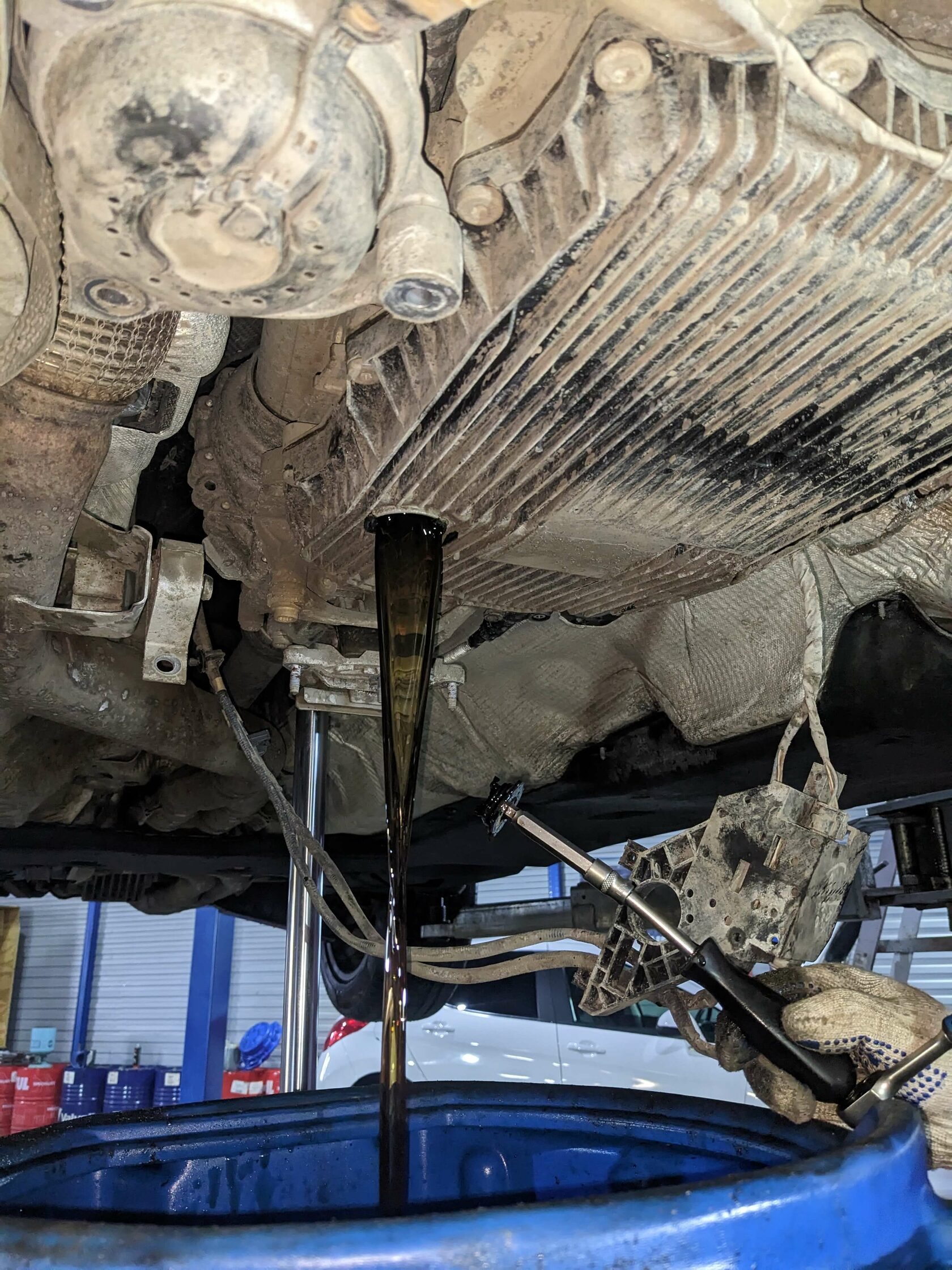 Сливаем масло с поддона АКПП