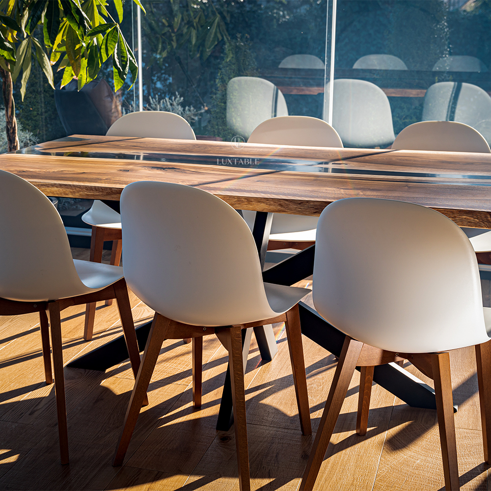 Epoxidharz Tische Alagoas aus europäischem Nussbaum und hellblauem Epoxidharz mit Metallic Effekt