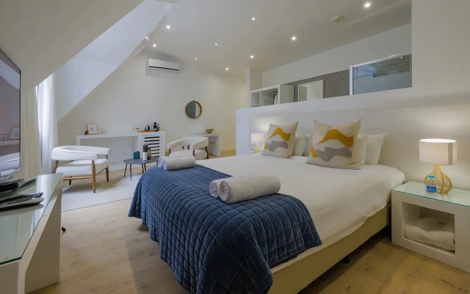 Сьют с синим покрывалом и рабочим столом у окна, Swakopmund Luxury Suites