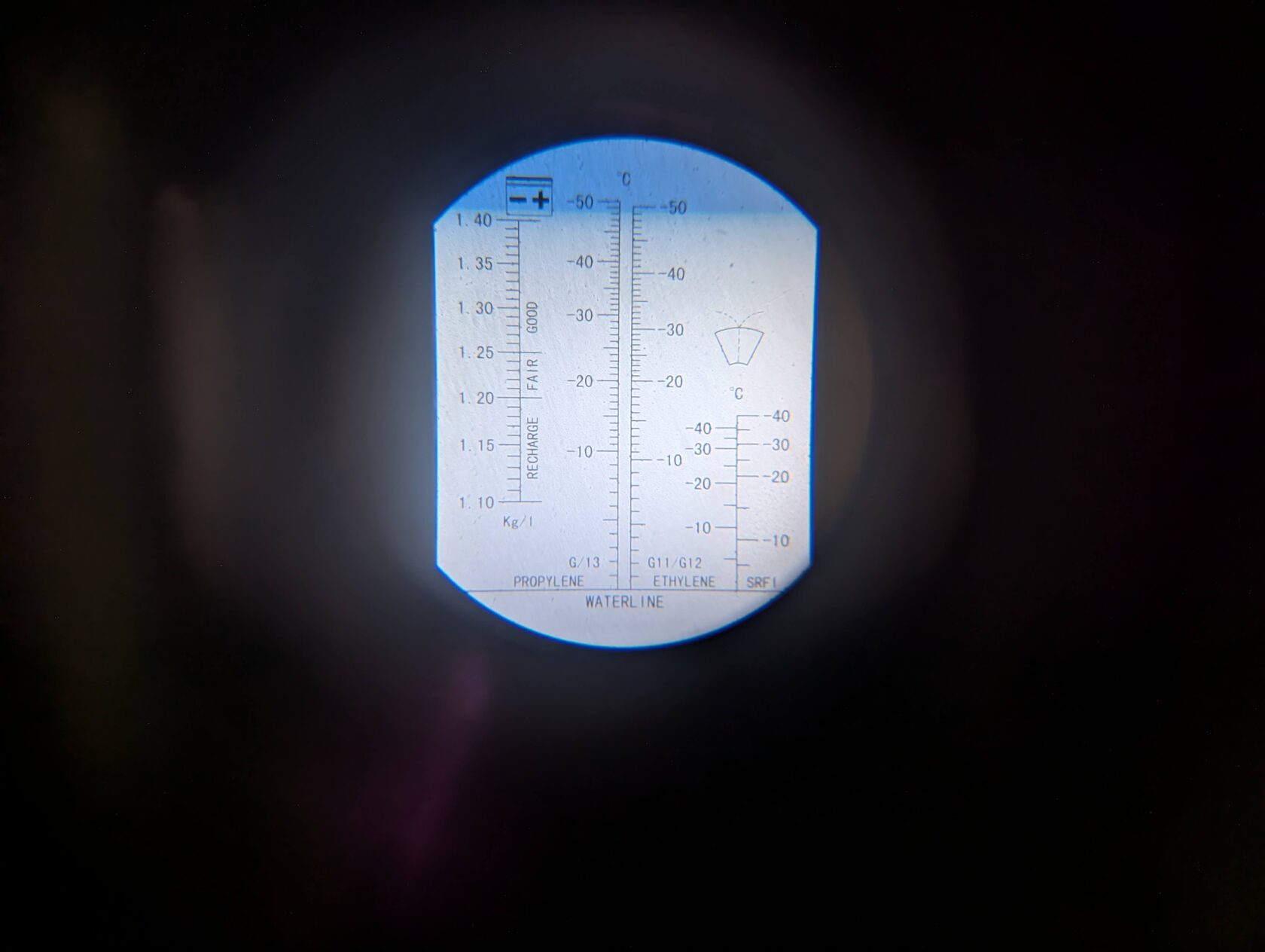 Перед началом работ проверяем рефрактометром состояние антифриза