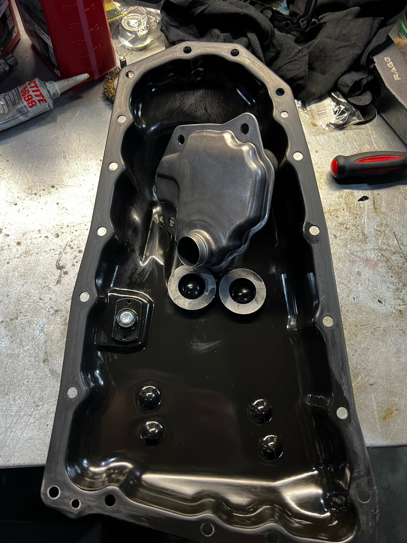 Чистый поддон и магниты вариатора