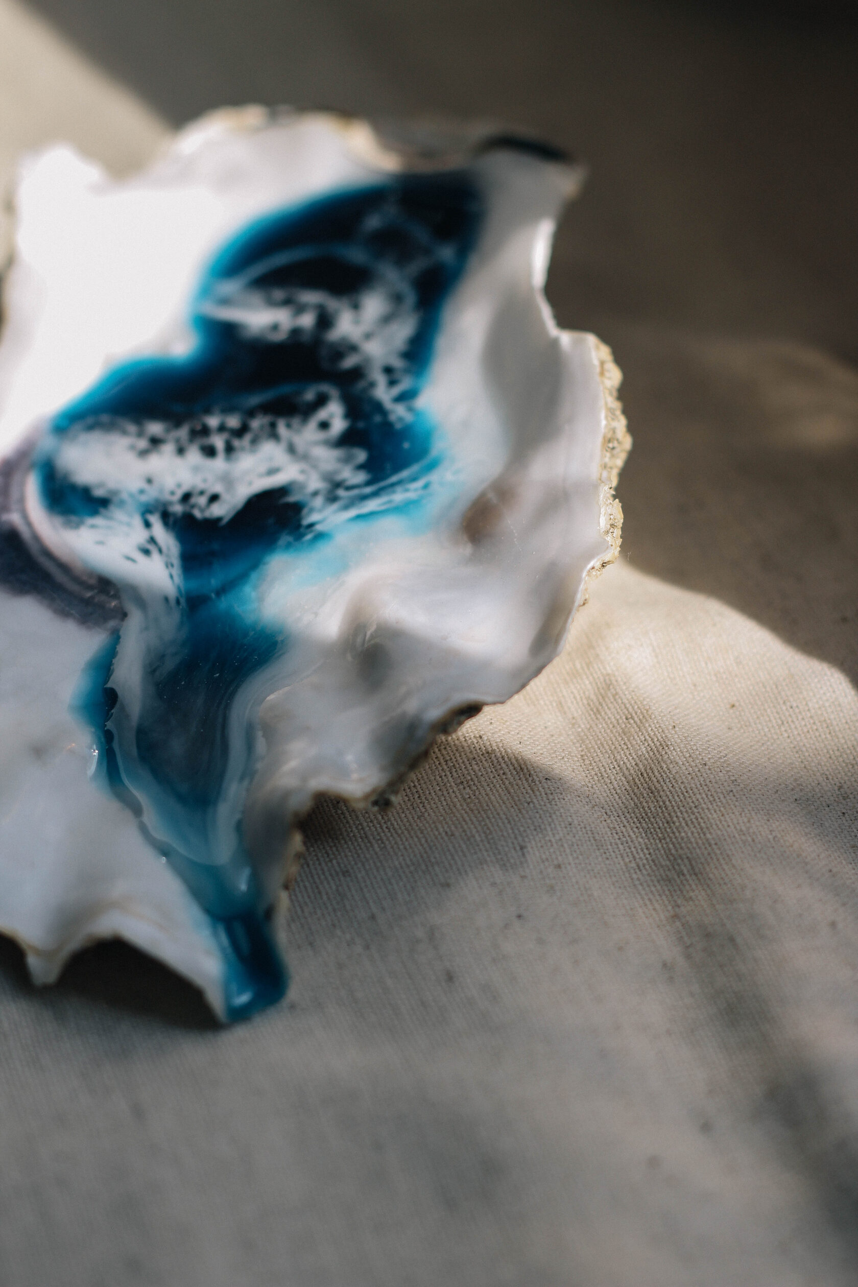 Подставка в виде натуральной ракушки с эпоксидной смолой