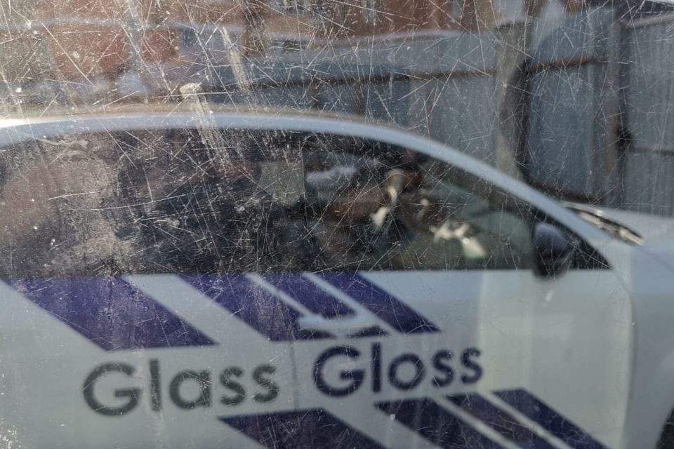 граффити на стекле до полировки