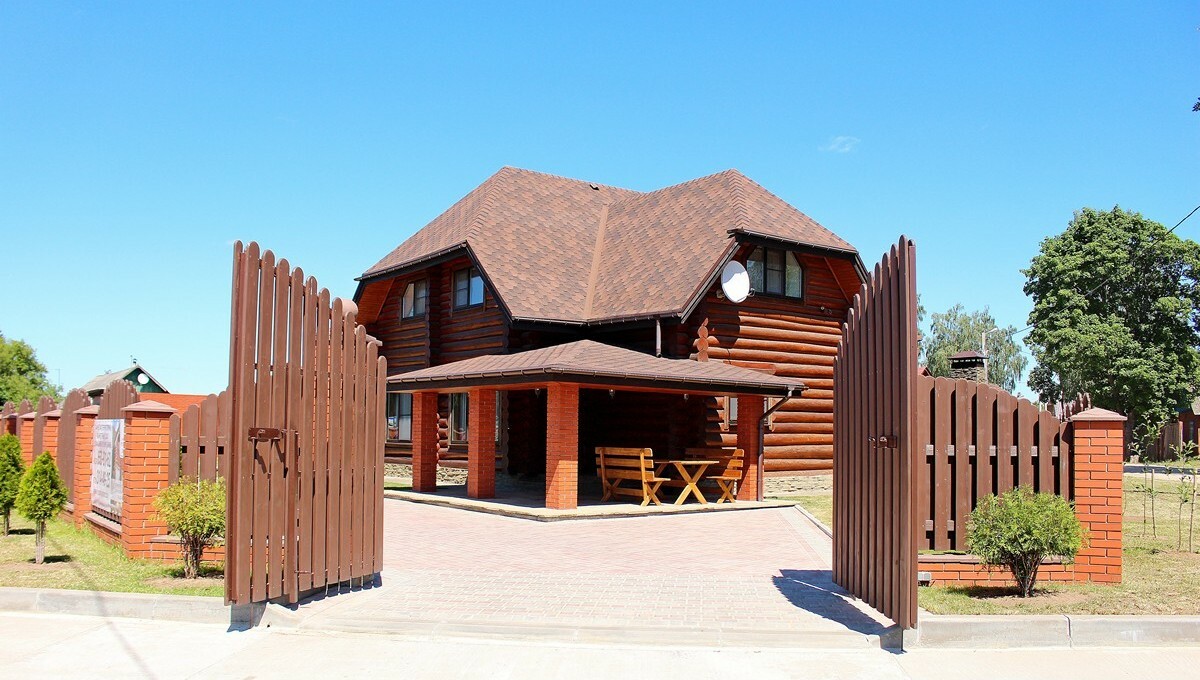 Куркуль. Агроусадьба+в+козловичах русский двор. Усадьба куркуля могилев. Домик на садовой бобруйск фото агроусадьба. Усадьба охотника.