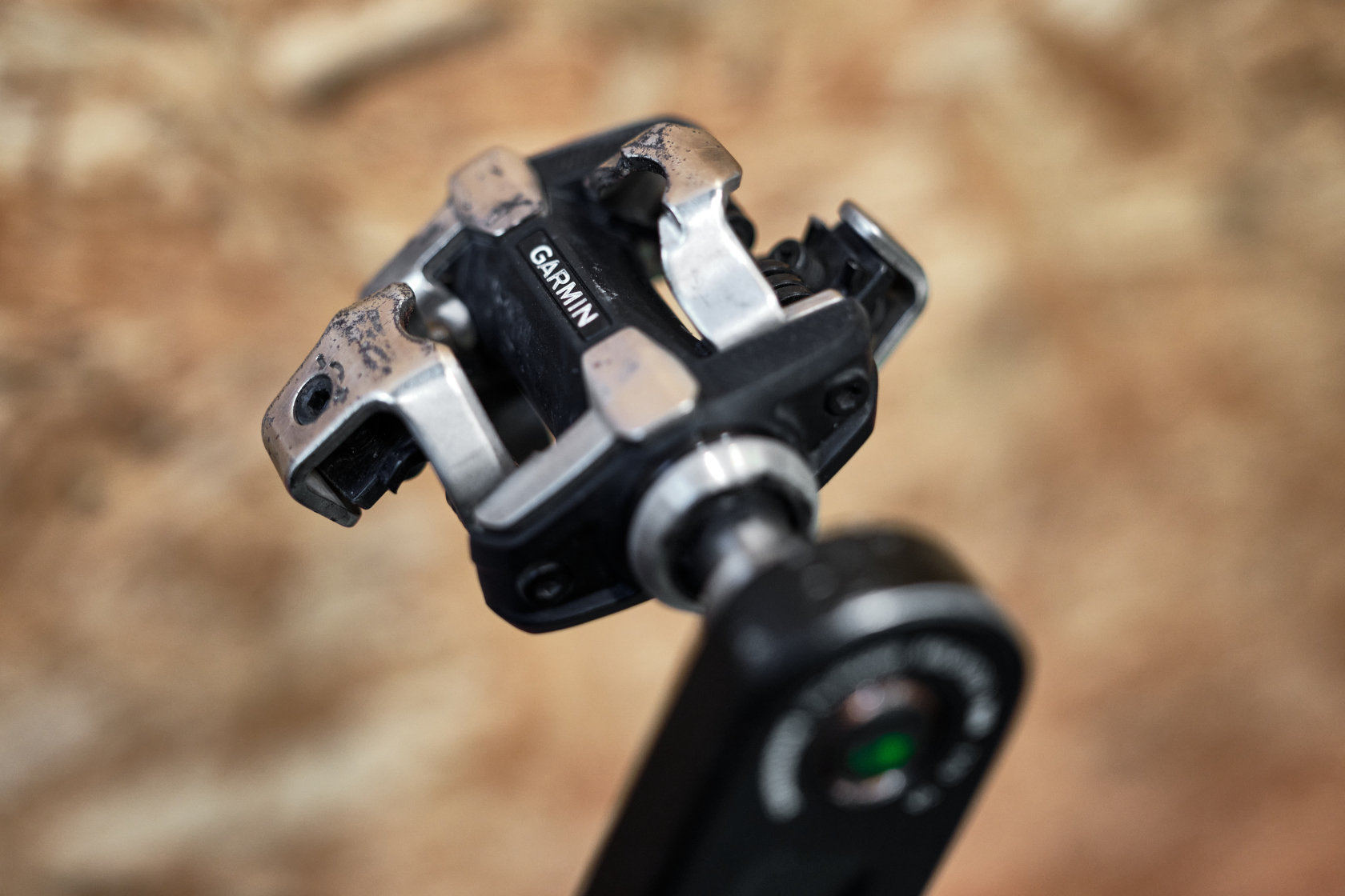 Контактная педаль Garmin с измерителем мощности со следами износа на шатуне велосипеда