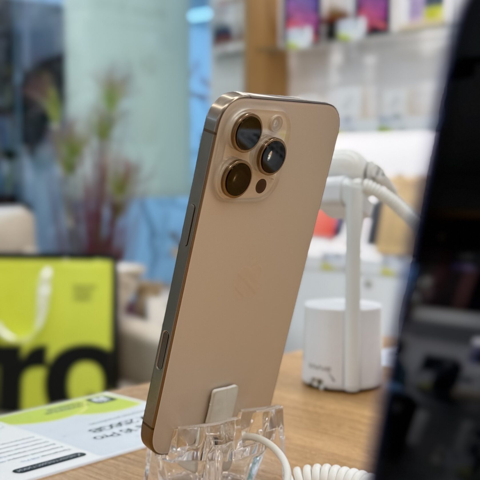 iPhone 16 Pro Max - купить на 23 февраля как подарок мужчине